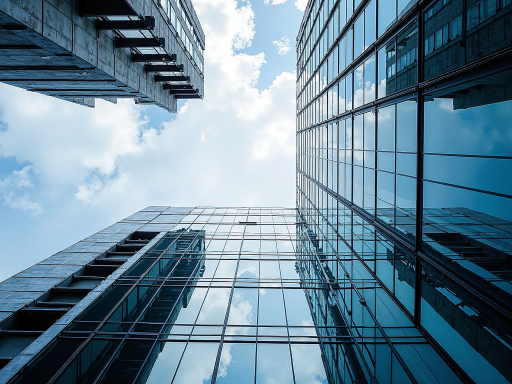 西藏高原城市街景,蓝天白云背景,现代化建筑与传统藏式建筑融合,展现西藏现代化发展面貌